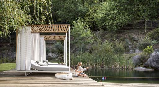 234 235 PAVILION DAYBED IN WHITE WITH ROOF AND BACK WALL IN TEAK.