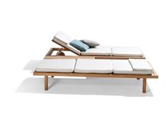 The slender frame is made of high pressure injected aluminium, a specialised technique that makes the lounger incredibly strong yet surprisingly light.