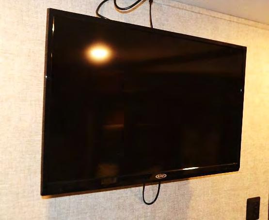 bedroom Flat screen TV in garage Jenson premium stereo & DVD player Upgraded Jenson
