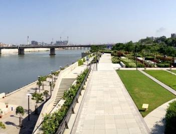 Today, thanks to a visionary master plan, 65 acres of green space line Pittsburgh s downtown waterfront all of it accessible to the public. Fig.5 Sabarmati Riverfront & Melbourne Riverfront 7.