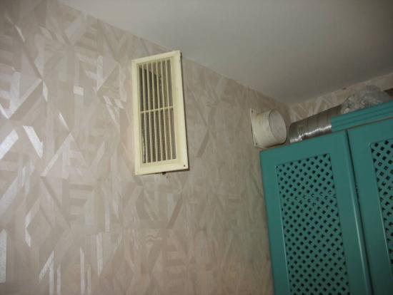 Augšējā stāva dzīvoklis renovētā 464.sērijas ēkā Pārsvarā dzīvo viens cilvēks, reizēm divi. Guļamistabā siltināta siena no iekšpuses. Stiklota lodžija. Tiek uzturēta 18 C temperatūra.