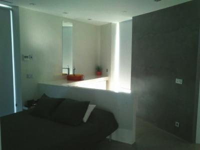 Encimera de baño, pared y medianil habitación revestidas con Classic (Negro Roto combinado con Blanco