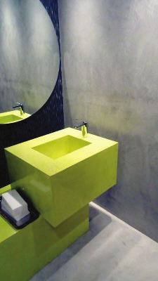 Mobiliario y lavabo Lima Intenso combinado con pared y suelo Negro Roto.