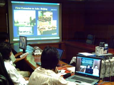 Dr Shimizu makes a presentation during seminar.