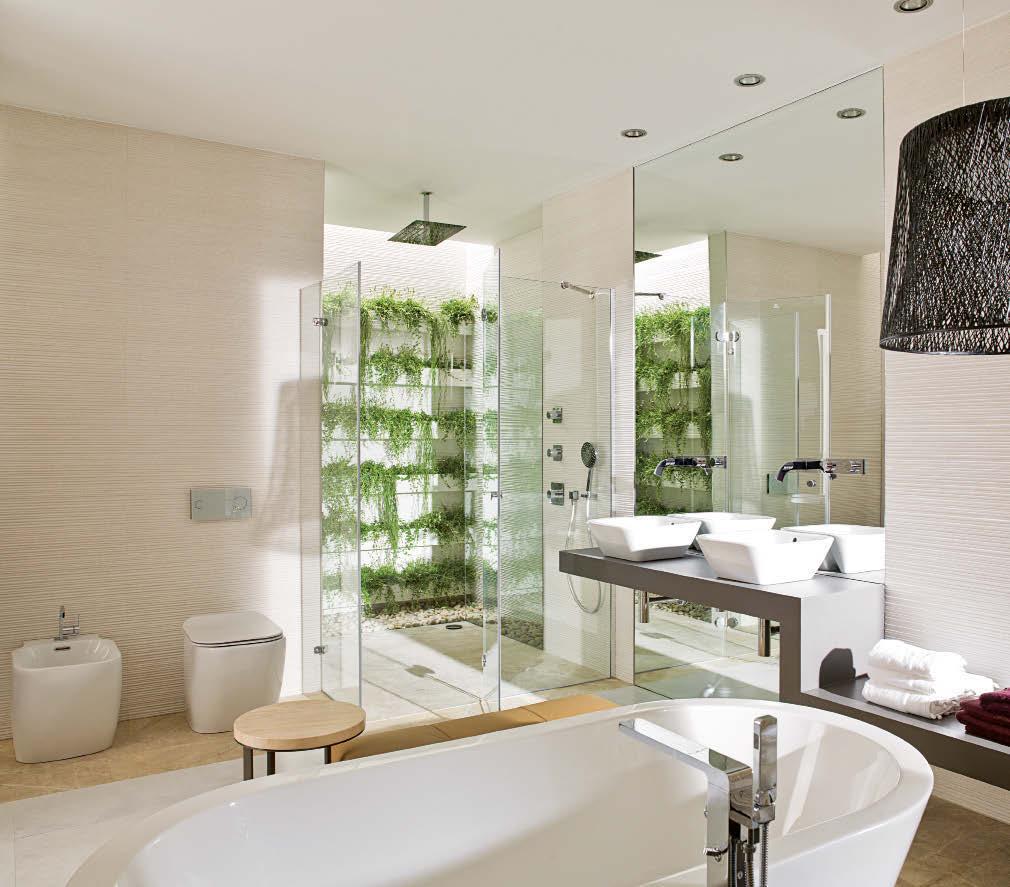 WHEN THE BATHROOM BECOMES YOUR DREAM GARDEN Certainly, the main feature of this bathroom is its shower which faces you like a mini vertical garden.