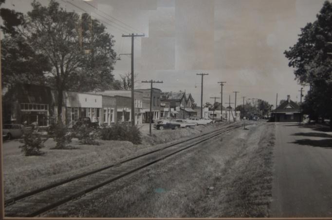 1.0 HISTORICAL DEVELOPMENT FOCUS AREA: DOWNTOWN Up until the completion of I-77 through Huntersville in the late 1960 s, Downtown Huntersville had been the residential, civic, and commercial center