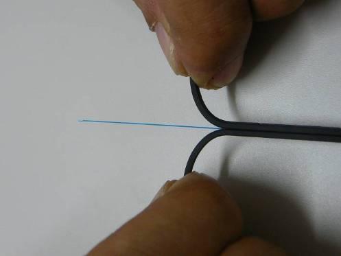5. Split the cable sheath to expose 30~40mm of optical fiber.