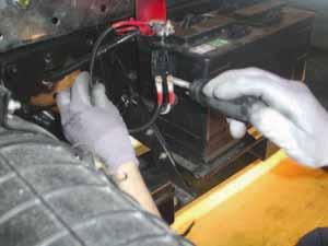 Installation Battery & ignition key harness fitting 1. Route the ignition cable to the vehicle fuse box. 2. Connect the white wire onto the fuse holder supplied in the mounting kit (1A). 3.