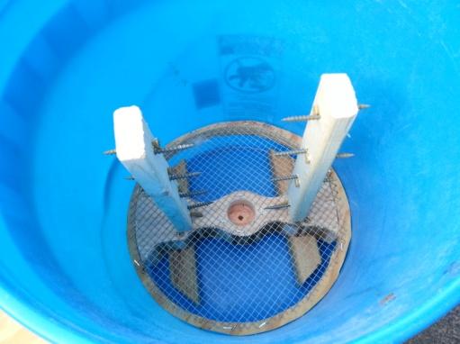 With the top rack removed, this looks into the bucket with only the bottom