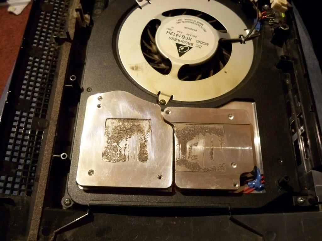 here you can see some poor contact areas on the dissipators Now that everything is perfectly on contact, put silver thermal compound in the inside of the GPU heatsink, and thermal epoxy over the