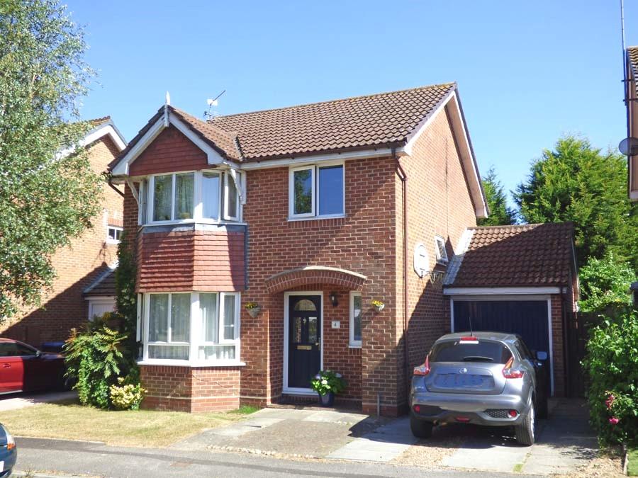 4 Withy Bush Burgess Hill, West Sussex, RH15 8TT An attractive four bedroom detached house built by 'Bryant