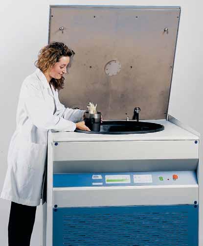 Refrigerated high capacity microprocessor controlled centrifuge suitable for tubes, flasks and blood bags Macrofriger-BL-Blood CONTROLLABLE TEMPERATURES FROM 4 TO 40 C.