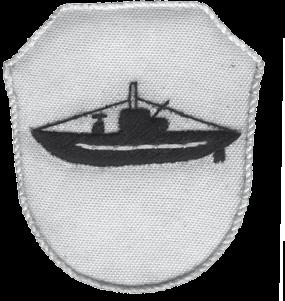 Muziejininkų darbai ir įvykių kronika. 2010, 1 67 ir vardas Memel. Flotilės emblemą sudarė gotikinis skydas, kurio apatinėje dalyje pavaizduota banguotoje jūroje plaukianti submarina.