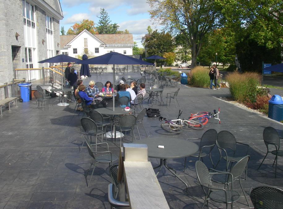 A mixture of tables and ledges accommodates a variety of group sizes.