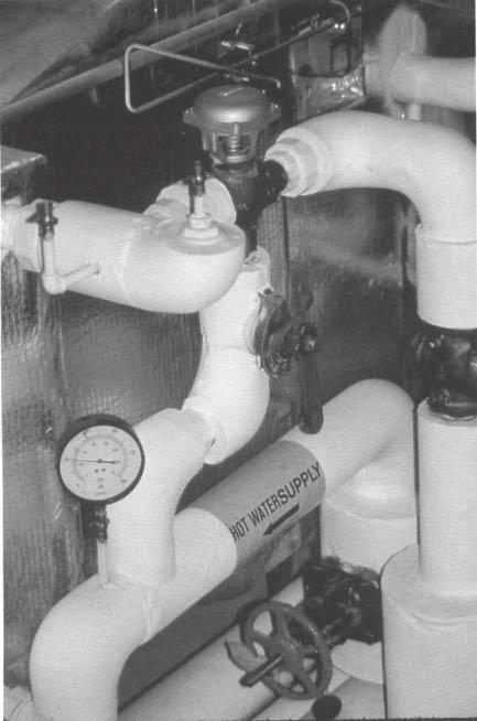 Pumps and Water Distribution 187 Figure 10-11. Pneumatically controlled three-way mixing valve in a bypass application. Manual air vent at top of the return line.