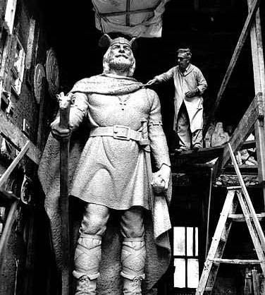 Sculptor John K. Daniels working on statue of Leif Erikson, ca. 1948. Photo: Minnesota Historical Society Collections Installation of statue at State Capitol Grounds, October 1949.