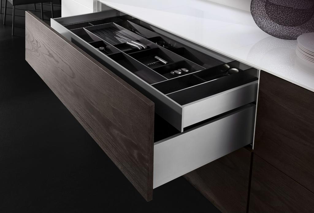 Perceptibly unique. Brilliant surfaces without compromise. The sleek, absolutely seamless surfaces show that these super-slim Vionaro drawer sides consist of a single section.