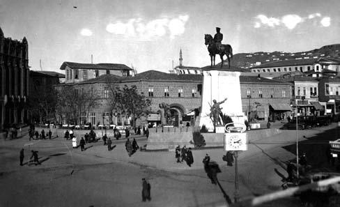 Figure 8:This old photograph shows Ulus Square during 1930s with Atatürk s statue centered in the space and Tashan Building at the back. Later, the statue was moved for the ease of traffic flow.