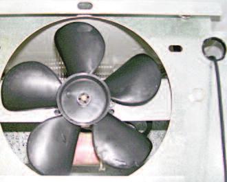 P/N 0515297_B 5-1 SERVICE REPLACING FAN MOTORS AND BLADES Should it ever be necessary to service or replace the fan motors or blades be certain that the fan blades are replaced correctly.