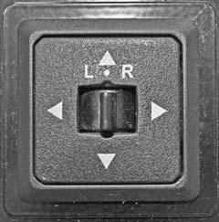 SECTION 3 DRIVING YOUR MOTORHOME Move Selector Switch L or R to select mirror. Center neutral position disables arrows to avoid unintentionally moving a mirror.