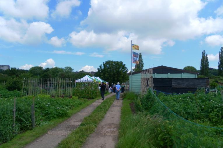 Our Welcome to new Members ST THOMAS ALLOTMENTS ASSOCIATION GUYS & HYLTON SITE This booklet is offered by St Thomas Allotments Association (which covers 12 sites west of the Exe) to welcome you to