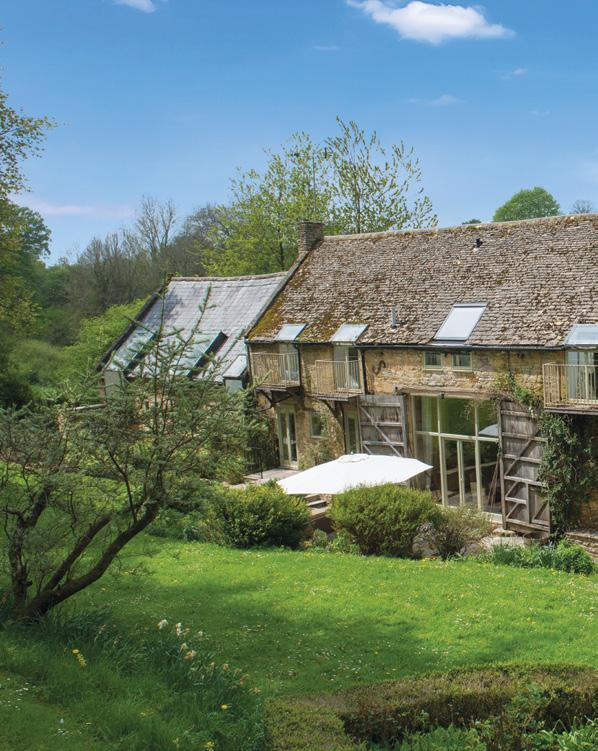Description Wells Head is a delightful converted Cotswold stone barn on the edge of the lovely historic village of Temple Guiting.