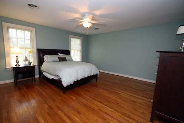 Hardwood floor; walk-in closet; two windows; ceiling fan with lights; private bath Bathroom Tile floor; cultured marble