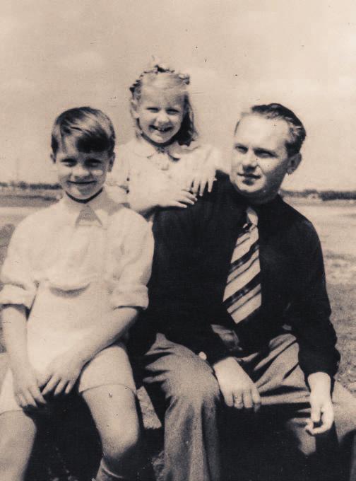 Su tėvu ir seserimi Maryte. Apie 1950 m. Su mama ir seserimi Maryte. Haunsteteno perkeltųjų asmenų stovykla, Augsburgas, Vokietija. 1946 m. ant mūsų lovos galo kaukšėdavo mašinėle rinkdavo tekstus.