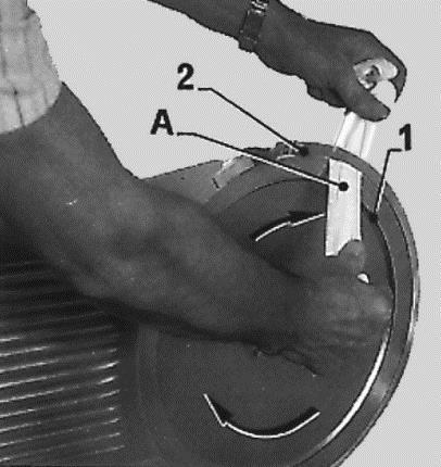 Fig. 26 Cleaning the blade Fig. 27 Cleaning the blade guard Cleaning the disassembled parts All the parts that have been disassembled as per para.6.2, with the exception of the sharpener, should be cleaned with neutral detersive/disinfectant.