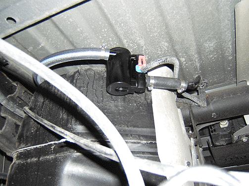 Install the hose between the vent valve and the canister pipe and secure using clamps.