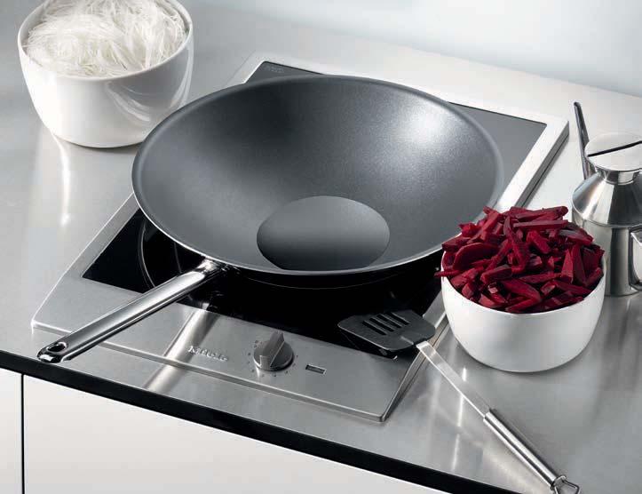 CombiSets - Highlights Induction Wok Traditional wok cooking meets modern high-tech: Miele's wok sits in a precisely shaped wok mould for optimum heat distribution and intelligent sensor technology