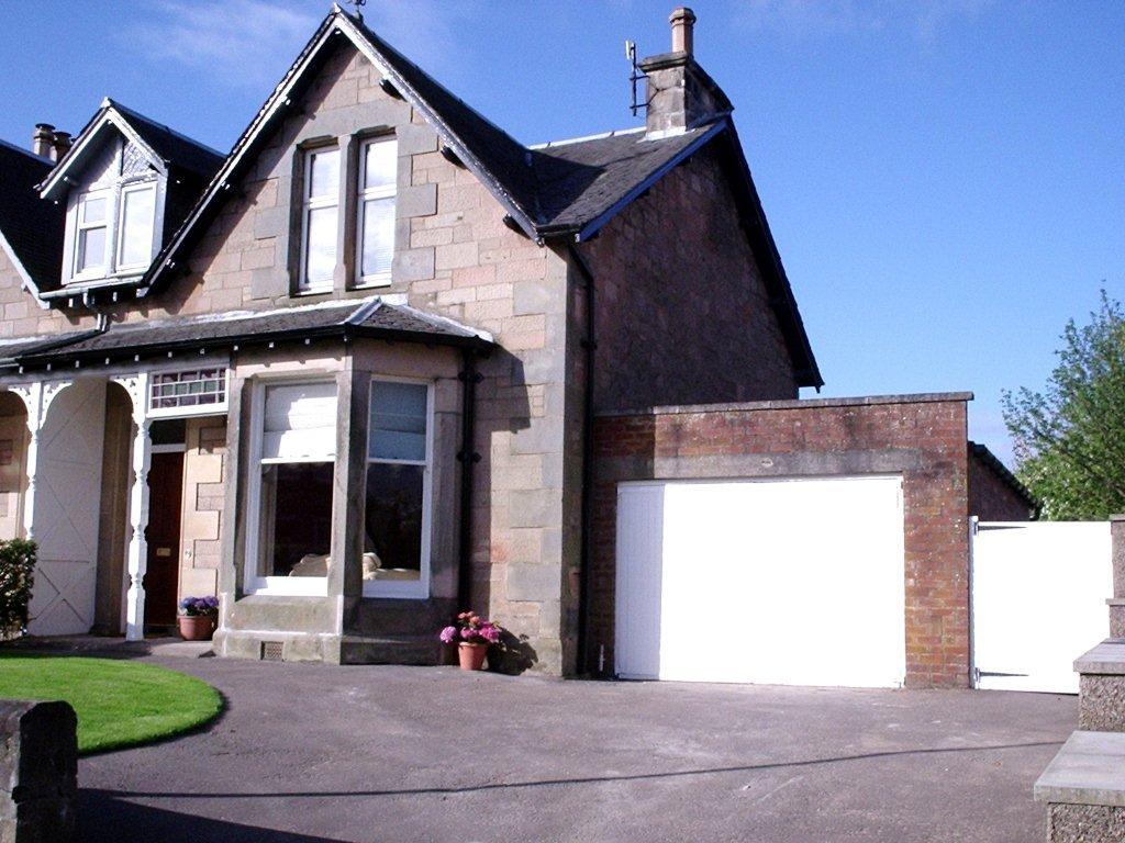 NEIL WHITTET SOLICITORS 25 Barossa Street, Perth, PH1 5NR Tel: 01738 628900 & Fax: 01738 621200 12 Muirhall Terrace, Perth, PH2 7ES FIXED PRICE 430,000 A substantial elegant Victorian stone built
