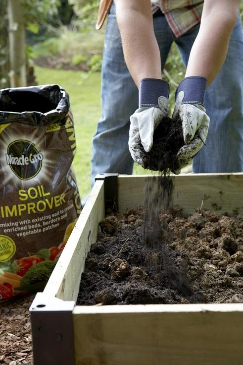 Different Types of Compost Broadly speaking, there are five different types of compost: Peat Based Compost There are many formulations of peat based composts available to the gardener.