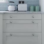 Shown here in pure, pristine Porcelain and Winter Teal from our bespoke palette, Farringdon Shaker feels