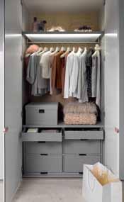 In addition to the interior module, there is also space for long, hanging items of clothing, for example. Example set-up of a 95-cm-high interior module with - two low interior drawers, each 7.