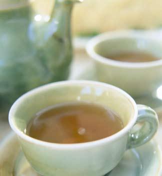41 Kokių savybių turi arbata? Arbata yra antras pagal populiarumą gėrimas pasaulyje po vandens. Legenda pasakoja, kad arbata buvo atrasta 2737 m. pr. Kr.