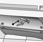 To adjust its height, regulate the two register screws (a) and (b) on both sides of the machine. Adjusting the central brush make sure to keep it aligned.