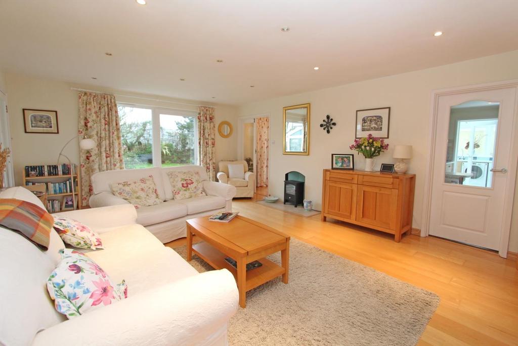 A beautifully presented detached house situated on a small clos of similar properties close to St.