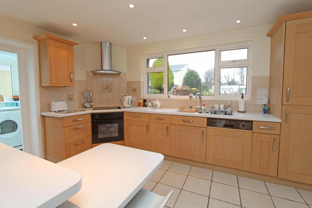 Kitchen 14 x 10 6 Bright and spacious room fitted with a comprehensive range of light oak units with contrasting