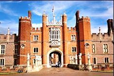 The way in The entrance to Hampton Court Palace is through