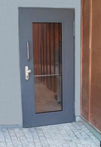 The heavy weight of the door leaf will be carried by the door hinges and additionally by the integrated angular steel profiles, hereby deflecting the weight of the leaf over the hinges and frame into