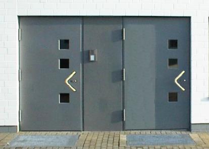 Despite high leaf weights the door is easily operable and suitable for continuous use by the sophisticated hardware system.