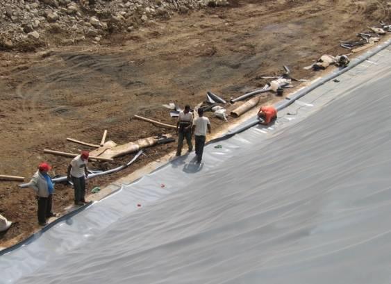 In correspondence of this 2 m wide overlapping area, the connection of the two PVC geomembranes is made by means of a double track seam executed with automatic machine and tested with