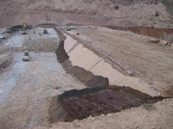 The execution of this horizontal longitudinal connection seam, parallel to the axis of the dam, is made at the same time of installation of the PVC geomembrane sheets over the inclined