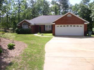 3/2 1050/1050 Home has greatroom, living room and den, CH&A, 2 car garage, covered back porch w/swing 3/2 1000/1000 North