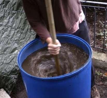 Making Compost Tea In a 5 gallon bucket: Place 7-8 cups