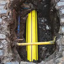 Ideal for digging holes or shallow trenches for pipes or cables, UTILITY AIR-SPADE is used in the following applications: Rugged, lightweight, non-conductive, fiberglass construction, designed to