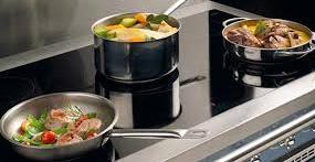 The simmer plate heats up thanks to a powerful gas burners.