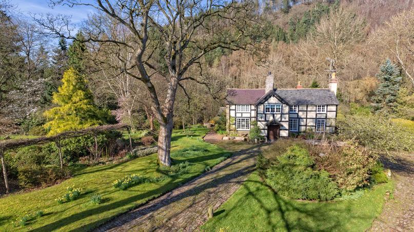CHARMING GRADE II LISTED PROPERTY IN IDYLLIC COUNTRY LOCATION
