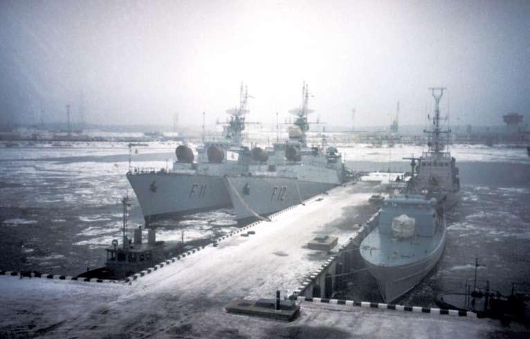 Karo laivai žiemoja prie karo laivų